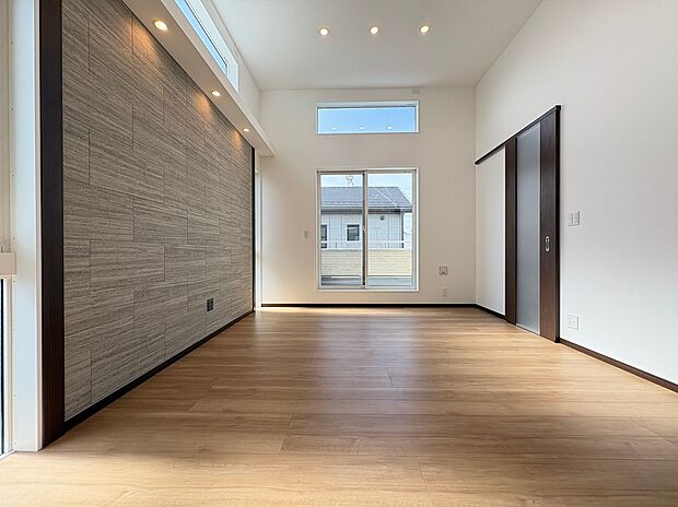 【LDK】
リビングとダイニングをゾーニングしやすい縦長の形状です。それぞれに床暖房が設置されており、寒い冬も足元から暖かく、快適な室温を保ってくれます。