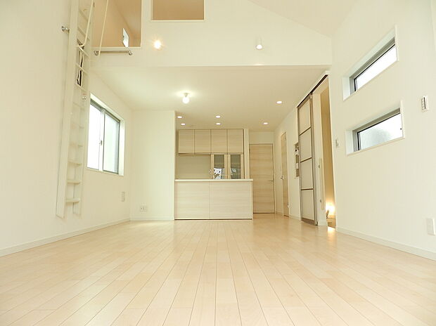 【LDK/施工例】
LDK上部に小屋裏収納が備わっています。嵩張る荷物やシーズナルに活躍する荷物などを収納する際に便利です。室内がスッキリ片付き、住空間を広々使えます。