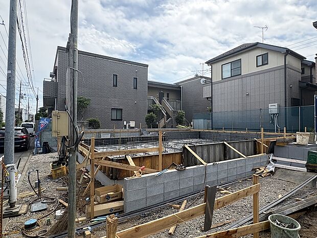 【現地写真】
第一種低層住居専用地域に位置する、閑静な住宅街。徒歩8分の距離にあるバス停から、JR中央線「荻窪」駅も利用可能です。都心へのアクセスも良好◎
