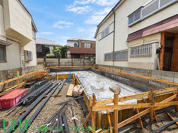 【ライフ・タウン下井草XXII】
西武新宿線「下井草」駅まで徒歩13分。毎日の通勤・通学に便利な立地です。利便性の高い立地でありながら、周辺は第一種低層住居専用地域ですので、落ち着いた生活が可能です。