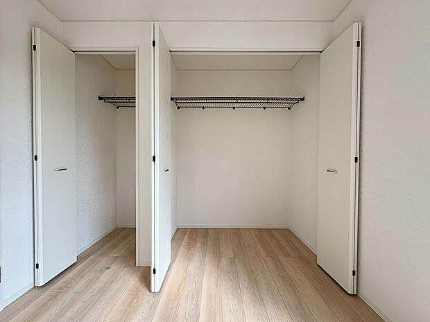 【【クローゼット/洋室約6.75帖】】各洋室にクローゼットが設けられています。バルコニーで干した後、乾いた洗濯物をそのままクローゼットに収納することができ、家事の時短につながります。