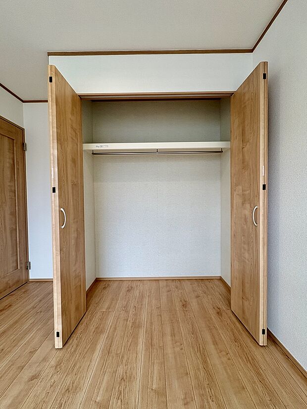 【【B号棟/収納/洋室約6.37帖】】各洋室には扉付きの収納が備えられています。収納家具を最小限に抑え、住空間を有効活用できる住まいです。
