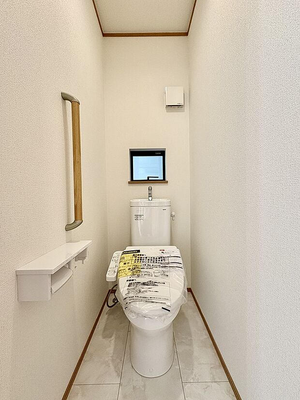 【【B号棟/トイレ】】トイレは各階に配置されています。来客時や朝の支度時など、タイミングが重なっても気兼ねなく使えます。