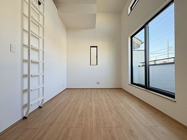 【【洋室/約5.62帖/A号棟】】上部吹抜け仕様で開放感のあるお部屋です。ハイサイドライトが設けられており、心地良い陽光が差し込みます。/2026.2.5撮影