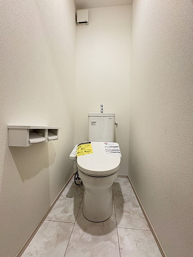 【【トイレ/A号棟】】ホワイト系のクロスが施された清潔感のあるトイレです。トイレは2ヵ所設けられており、来客時も気兼ねなく使用できます。/2026.2.5撮影