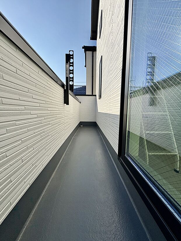 【【バルコニー/3号棟※成約】】日中はたっぷりの陽光が差し込む南向きのバルコニーです。各洋室にはクローゼットが備えられており、乾いた洗濯物をそのまま掛けて収納できるので家事の時短につながります。