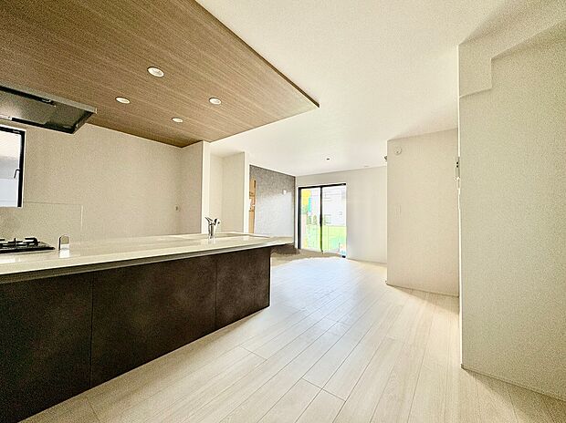 【【LDK/3号棟※成約】】3面採光が確保された、約16.12帖のLDK。ハイトーンを基調とした明るく心地よい空間です。ご家族みなさまでのんびりと団らんの時間を過ごすことができそうです。