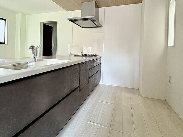 【【キッチン/3号棟※成約】】白のワークトップで清潔感のある、おしゃれなキッチンです。配膳や片付けがしやすく、ゲストやご家族との会話を楽しみながら作業できる対面仕様です。