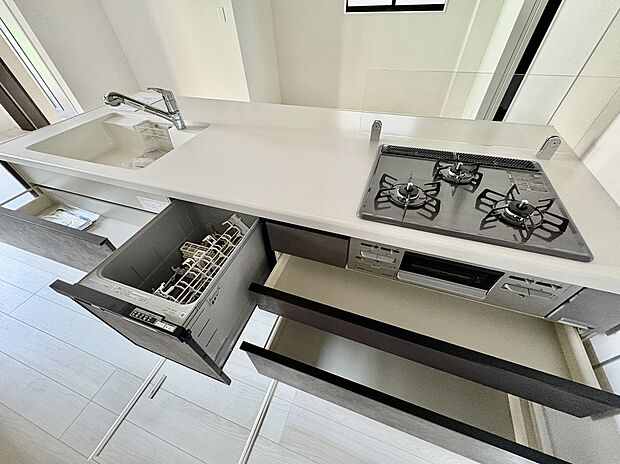 【【キッチン/3号棟※成約】】家事負担軽減につながる食器洗乾燥機が搭載されています。収納はスライド式の引き出しのため、大きな鍋類など奥に収納したものが取り出しやすい仕様です。