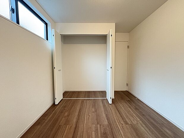 【【洋室/約5.2帖】】1階の洋室はプライバシー性の高い振分タイプです。LDKでご家族と過ごした後は、一人の時間もゆっくりと過ごすことができます。