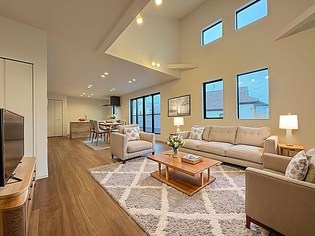 【【LDK】】LDKは3面採光につき、陽当たり・通風良好。ご家族が自然と集まる心地よい空間です。床暖房が設置されており、冬場でも足元から暖かく過ごせます。※家具はCGです。