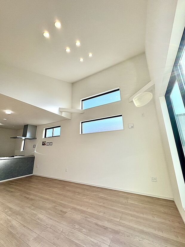 【【LDK】】LDKは約21.1帖の広さ。南側に配された複数の窓から、日中陽光が注ぎます。LD部分に床暖房が搭載されており、寒い時期も足元から暖まります。