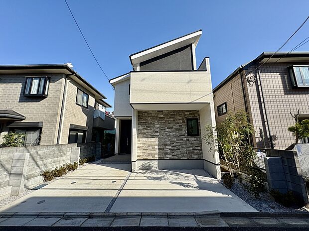 【【外観】】外観には周囲の街並みに馴染む落ち着いたカラーが採用されています。片流れ屋根がスタイリッシュな印象です。