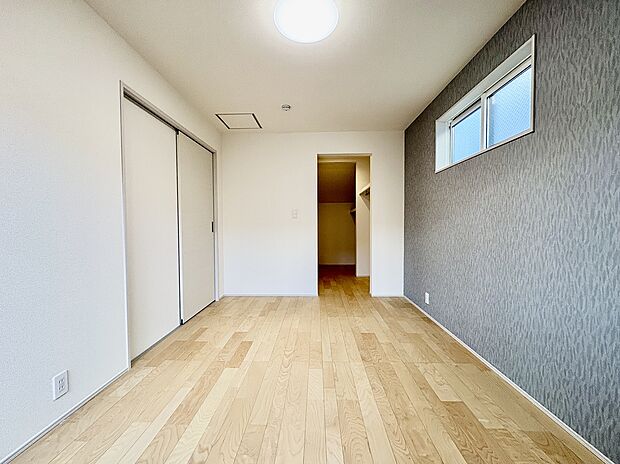 【【洋室(約6.75帖)/5号棟】】南向きバルコニーに出入り可能な洋室。ウォークインクローゼットが設けられており、住空間を有効活用できます。引き戸が採用されており、家具の配置の自由度が高いお部屋です。