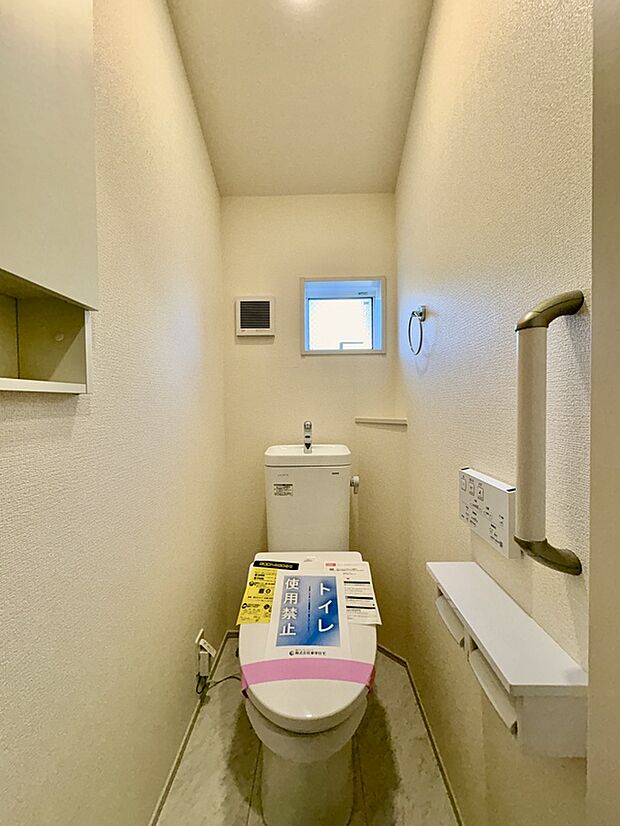 【【トイレ/2号棟】】シンプルな内装のトイレです。温水洗浄便座が設置されています。壁リモコンはパネルが見やすく、スムーズに操作できます。