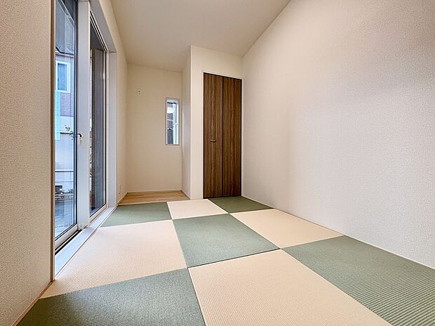 【【和室/2号棟】】LDKと隣接しています。縁なしタタミが採用されており、モダンで洗練された和空間を演出してくれます。お子様の遊び場やお昼寝スペースなど、様々な使い方ができそうです。