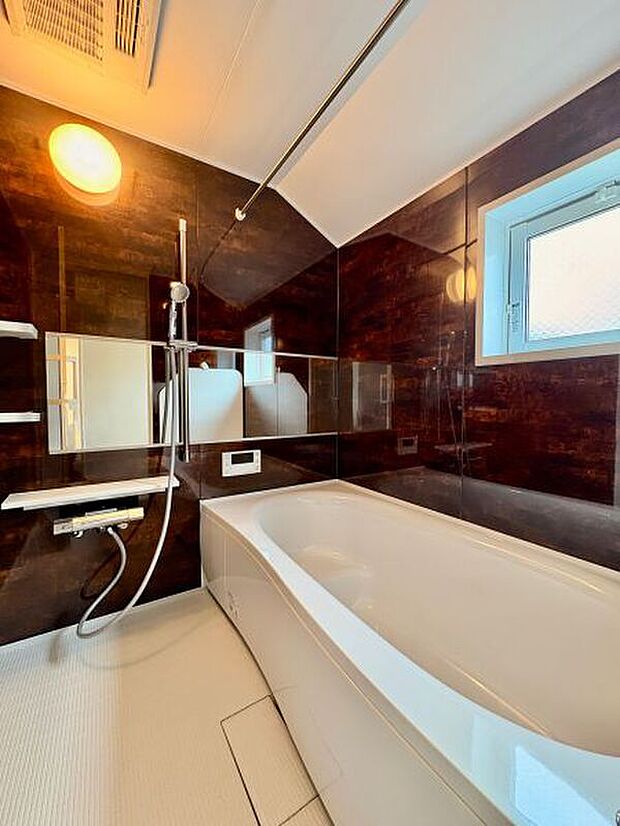 【【浴室】】重厚感のあるパネルが施されており、寛ぎのバスタイムが実現しそうです。浴室暖房換気乾燥機+ランドリーパイプ付きのため、天候や時間帯に関わらず洗濯物を乾かすことができます。