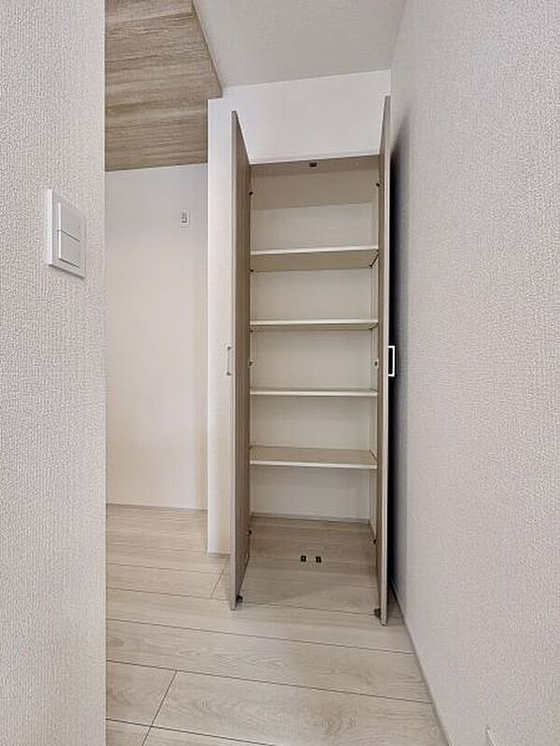 【【可動棚】】扉付きの可動棚。収納するアイテムに合わせて、高さを調節することができます。キッチン横に配置されており、パントリーとしても活用可能です。