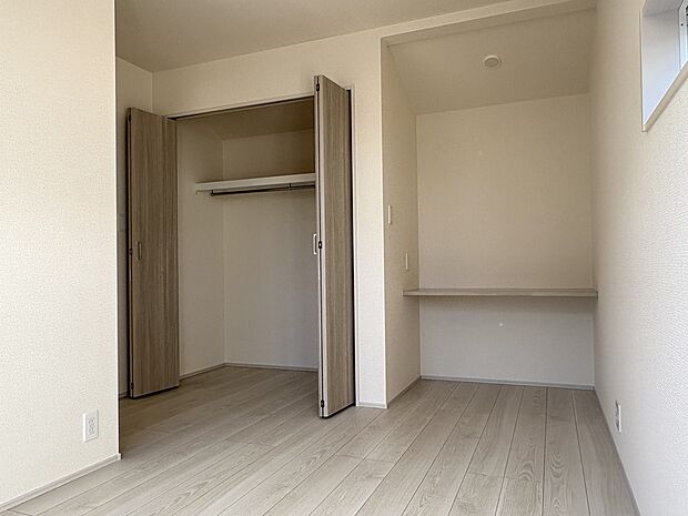 【【洋室/約6.5帖(※カウンター含)】】折れ戸タイプのクローゼットが備わっています。枕棚+ハンガーパイプ付きのため、丈の長いコートやスーツを掛けて収納可能です。