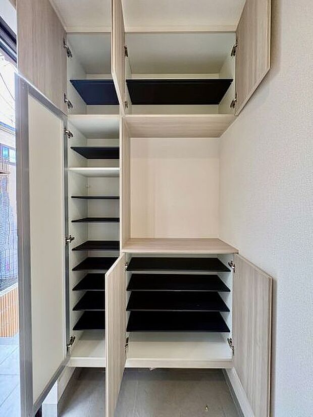 【【シューズボックス】】フロートタイプ+コの字型のシューズボックス。下部に普段使いの靴を置くことができます。生活感の出やすい玄関周りを、すっきりとした空間に保てそうです。