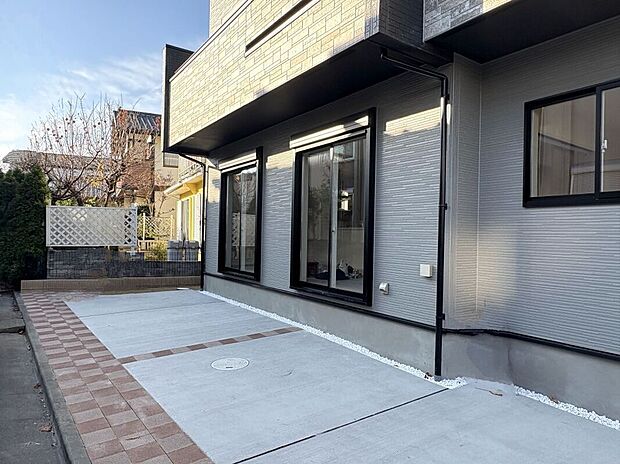 【【カースペース】】2台分のカースペース付き(車種による)。セカンドカーや来客時の駐車に便利です。閑静な邸宅街が広がる、第一種低層住居専用地域内に位置しています。