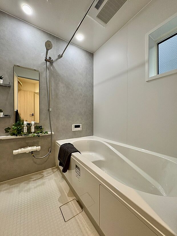 【【浴室】】落ち着いたカラーのアクセントパネルが施された浴室。ベンチタイプの浴槽やシャワー用スライドバー付きで、快適に使用できます。窓があり、自然換気が可能です。