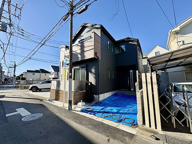 【【前面道路含む現地写真】】耐震等級3など住宅性能評価5分野7項目取得物件。徒歩7分圏内に、複数のスーパーやコンビニが点在する暮らしやすいエリアです。1台分のカースペース有(車種による)。