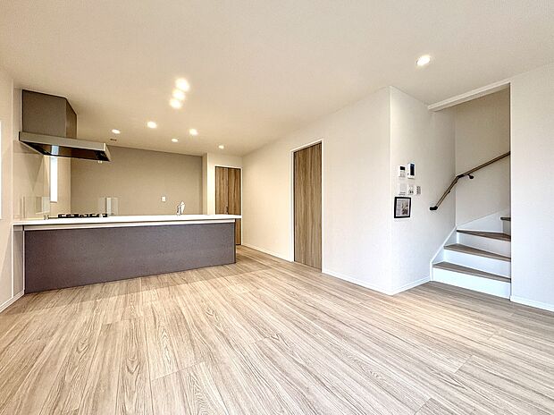 【【LDK/約16.5帖/2号棟】】ご家族のコミュニケーションを育む、フラット対面キッチンやリビング階段が採用されています。