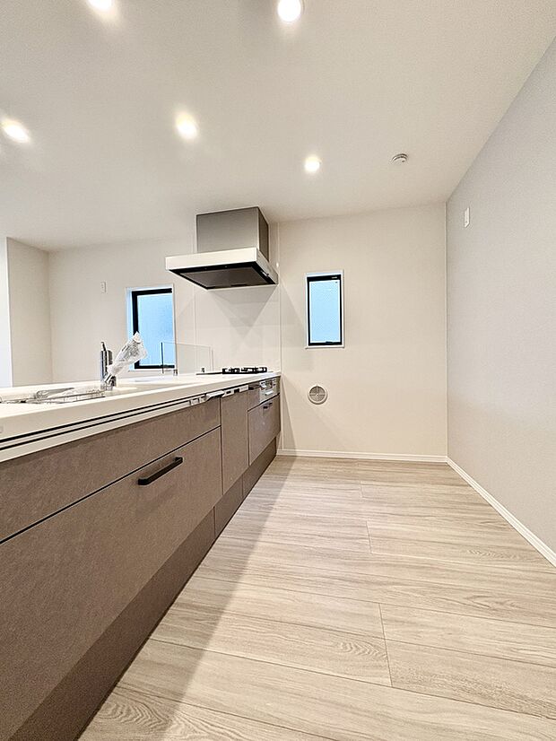 【【キッチン/2号棟】】キッチンの背面に、冷蔵庫やカップボードなどを設置することができます。