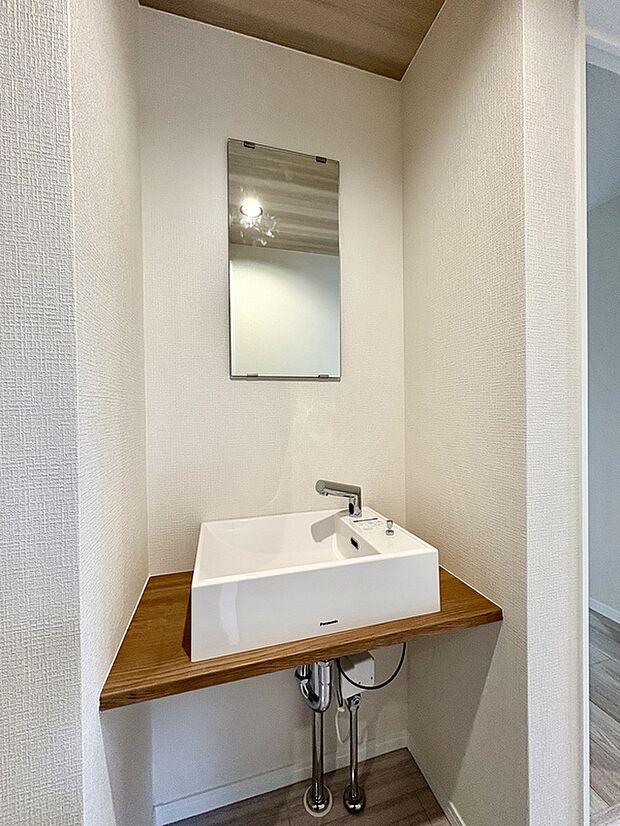 【【手洗い器/1階ホール/2号棟】】1階の手洗い器は、帰宅時の手洗いや起床時の身支度、掃除の際などに便利です。来客時もスマートにご案内できます。