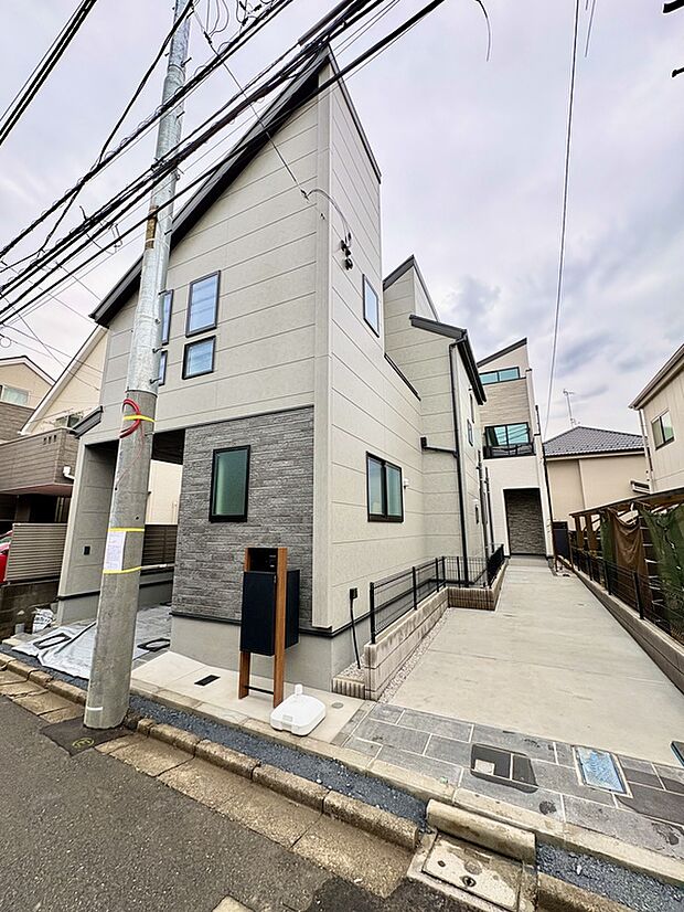 【【外観】】小学校まで徒歩5分、中学校まで徒歩4分。幼保施設も身近に揃うロケーションで、子育て世帯にもおすすめです。