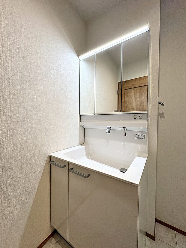 【【洗面台】】身支度の際に重宝する三面鏡タイプの洗面台です。洗面ボウル下、三面鏡裏に収納スペースがあります。