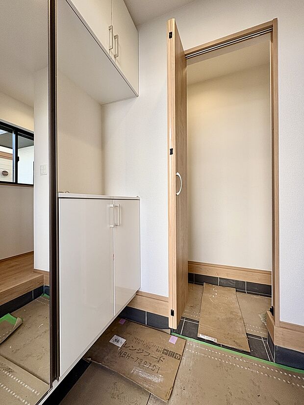 【【玄関】】下駄箱の横にSICが設けられています。ゴルフバッグなど大型のスポーツ用品や、ベビーカーなどが収納でき、重宝しそうなスペースです。