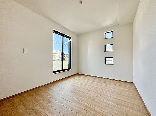 【【北西側洋室/約6帖】】洋室からバルコニーへ出入りが可能なため、洗濯物を取り込んだ後の各居室への収納がスムーズです。