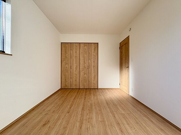 【【南東側洋室/約6帖】】洋室は全て2面採光が確保されており、陽当たり・通風良好です。各洋室は振り分けタイプの配置です。