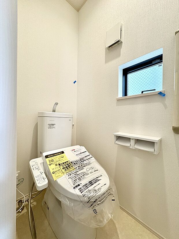 【【トイレ/2階】】トイレは各階に設けられているため、朝の忙しい時間帯に渋滞せずにすみそうです。感染症などの際は、分けて使用することができます。