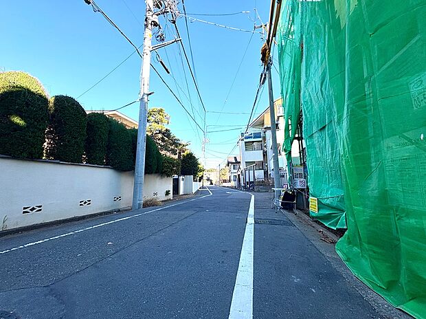【【前面道路含む現地】】前面道路は北側幅員約6.0m。ゆとりある道路幅で、駐車の際も落ち着いて運転できます。敷地と道路の段差がほとんどなく、お車や自転車などの出し入れもスムーズに行えます。