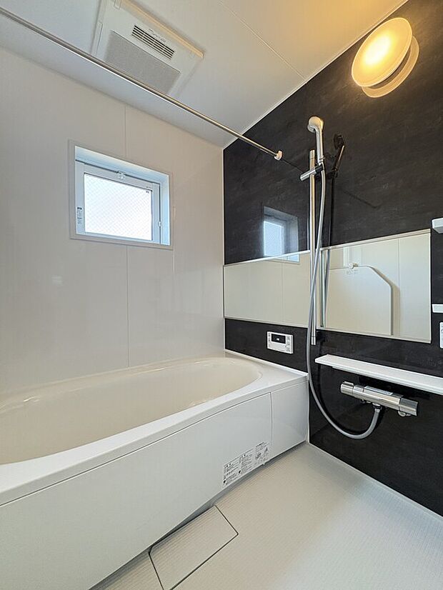 【【浴室】】浴室暖房乾燥機とハンガーパイプが設置されており、雨の日や急ぎの洗濯物乾燥をしたいときに役立ちます。窓があり、自然換気も可能です。