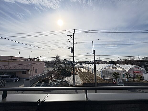 【【バルコニーからの眺望】】第一種低層住宅専用地域につき、落ち着いた住環境です。練馬区立石神井台小学校まで徒歩4分(約250m)、白ふじ幼稚園まで徒歩1分(約30m)。子育て世帯にもおすすめな立地です。