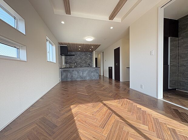 【【LDK】】LD部分に床暖房が搭載されているため、寒い冬も足元から暖かく、快適な室温が保てます。空気が乾燥しにくく、埃を舞い上げない床暖房はお子様やペットにも優しい設備です。