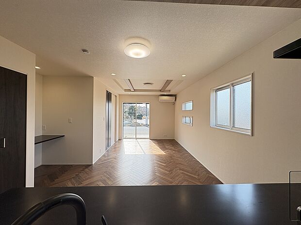 【【LDK】】暖かみのある色あいのフローリングと、白いクロスが施されています。どんなインテリアとも調和しやすく、お好みのレイアウトを楽しめそうです。