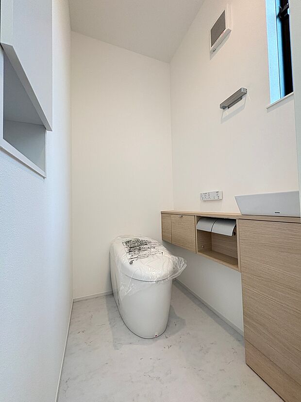 【【トイレ】】すっきりとした見た目のタンクレストイレ。手洗い器付きで、使用後すぐに手が洗え衛生的です。トイレは1階と2階の2か所にあるので、朝の忙しい時間帯や来客時にも気兼ねなく使えます。