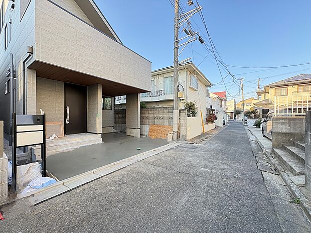 【【現地外観写真】】1台分のカースペースが確保されています(車種による)。マイカーライフを楽しめます。ぜひ周辺環境と併せて、現地をご見学ください。