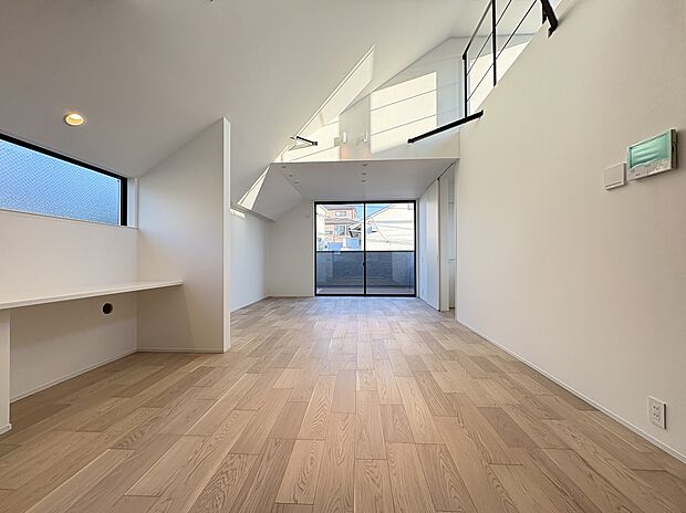 【【LDK/約23.6帖】】生活のメインスペースとなるLDKは、約23.6帖。吹抜仕様で、開放感を感じられます。3面採光が確保され、明るく風通しの良い空間です。