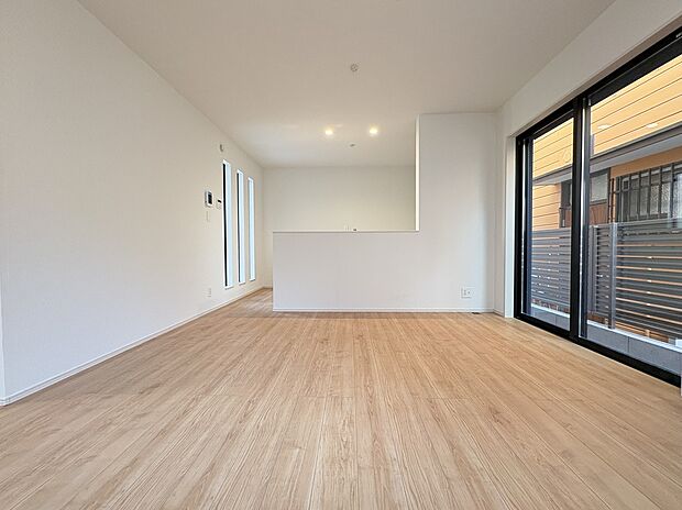 【【LDK】】南・北・西の3面採光で、、明るさだけでなく換気にも優れたLDKです。物入があり、リビングで散らかりがちな書類や小物の整理、日用品のストックなどに役立ちます。