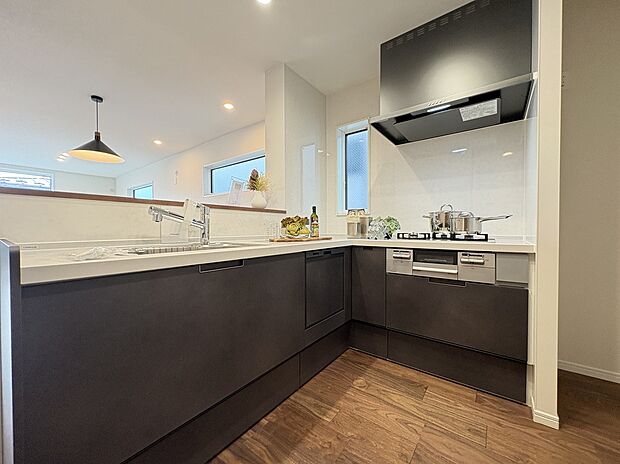 【【キッチン/施工例】】動線が短く、作業効率が良いL字型キッチン。作業スペースが広く、お料理が捗りそうです。キッチン内に収納が備えられ、ストック品の収納に役立ちます。