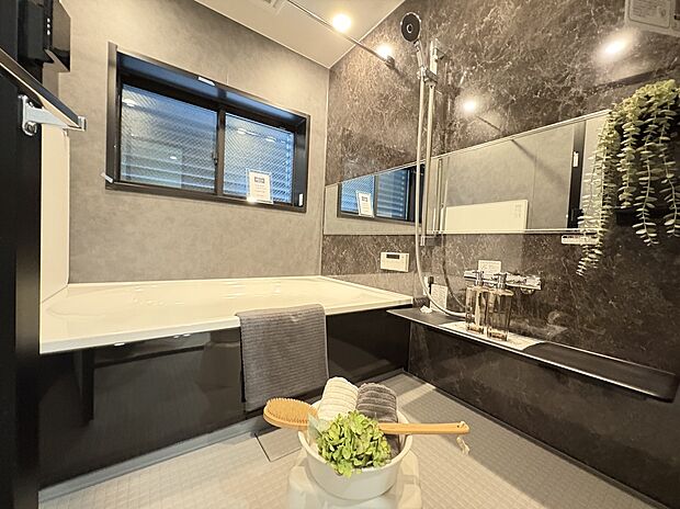 【【浴室/施工例】】1日の疲れを癒してくれるバスルーム。シックで清潔感溢れるアクセントパネルが施されています。窓付きのため、入浴後や掃除後の換気を行うことができ、湿気対策にも役立ちます。