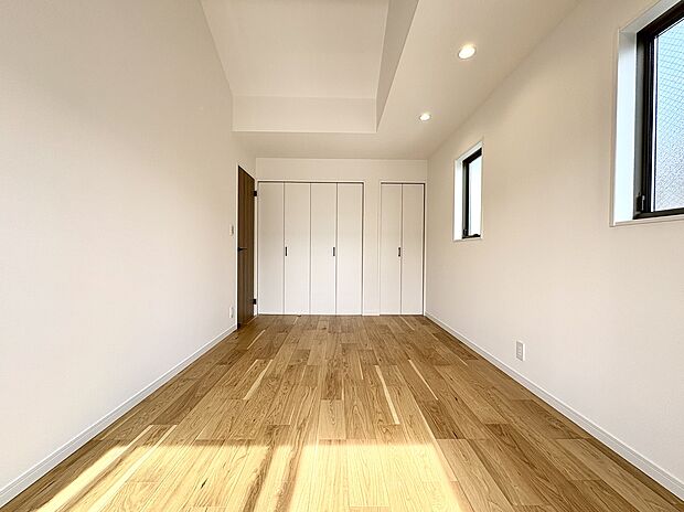 【【A号棟洋室】】バルコニーに面した洋室です。掃き出し窓から陽光が差し込む明るい室内。お布団を干す際も出し入れスムーズで、寝室にもおすすめです。