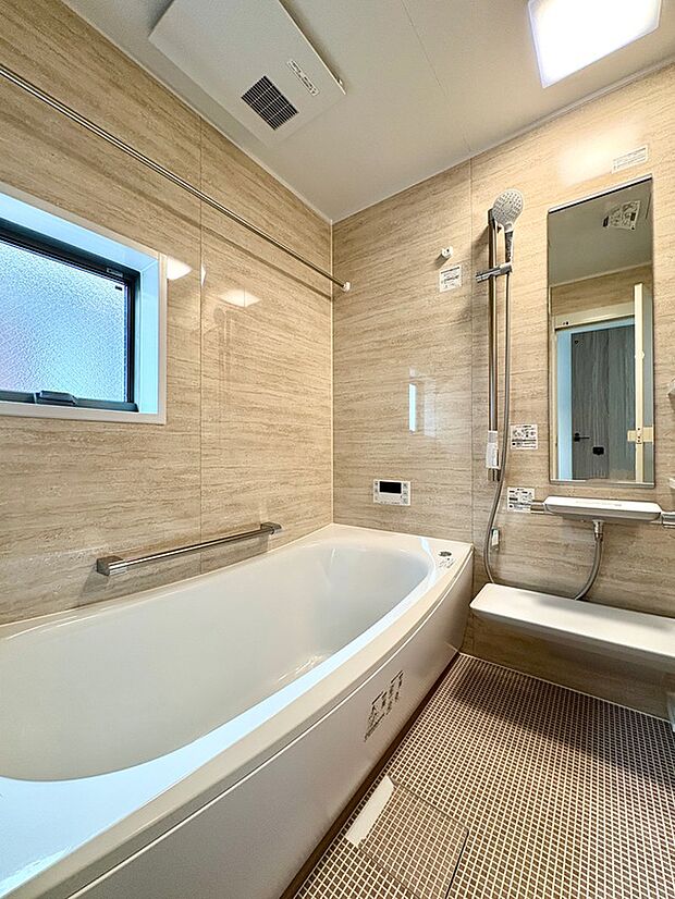 【【A号棟浴室】】1日の疲れを癒してくれるバスルーム。木目調のパネルがリラックス感を演出してくれています。窓付きで、入浴後やお掃除後に自然換気を行うことができます。