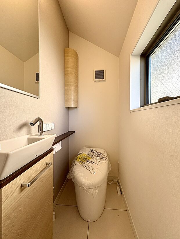 【【B号棟トイレ】】独立手洗い器付きのトイレ。温水洗浄便座付きで、通年快適に利用できます。トイレは各階に配置されており、使用するタイミングが重なっても気兼ねなく使えます。